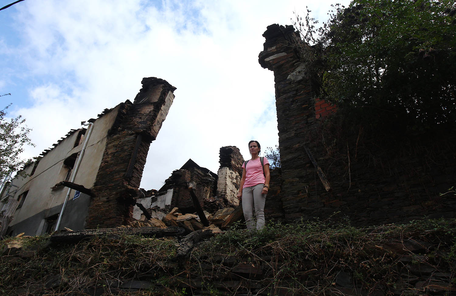 César Hornija- Silvia Vergara, vecina de Lusio, junto a su casa arrasada por el fuego (3)