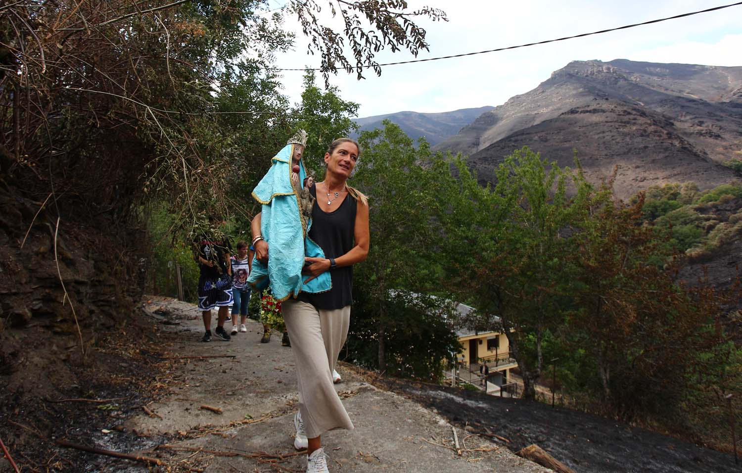 César Hornija ICAL. La Santa de Lusio, vuelve a la iglesia tras el incendio que ha arrasado el pueblo (9)