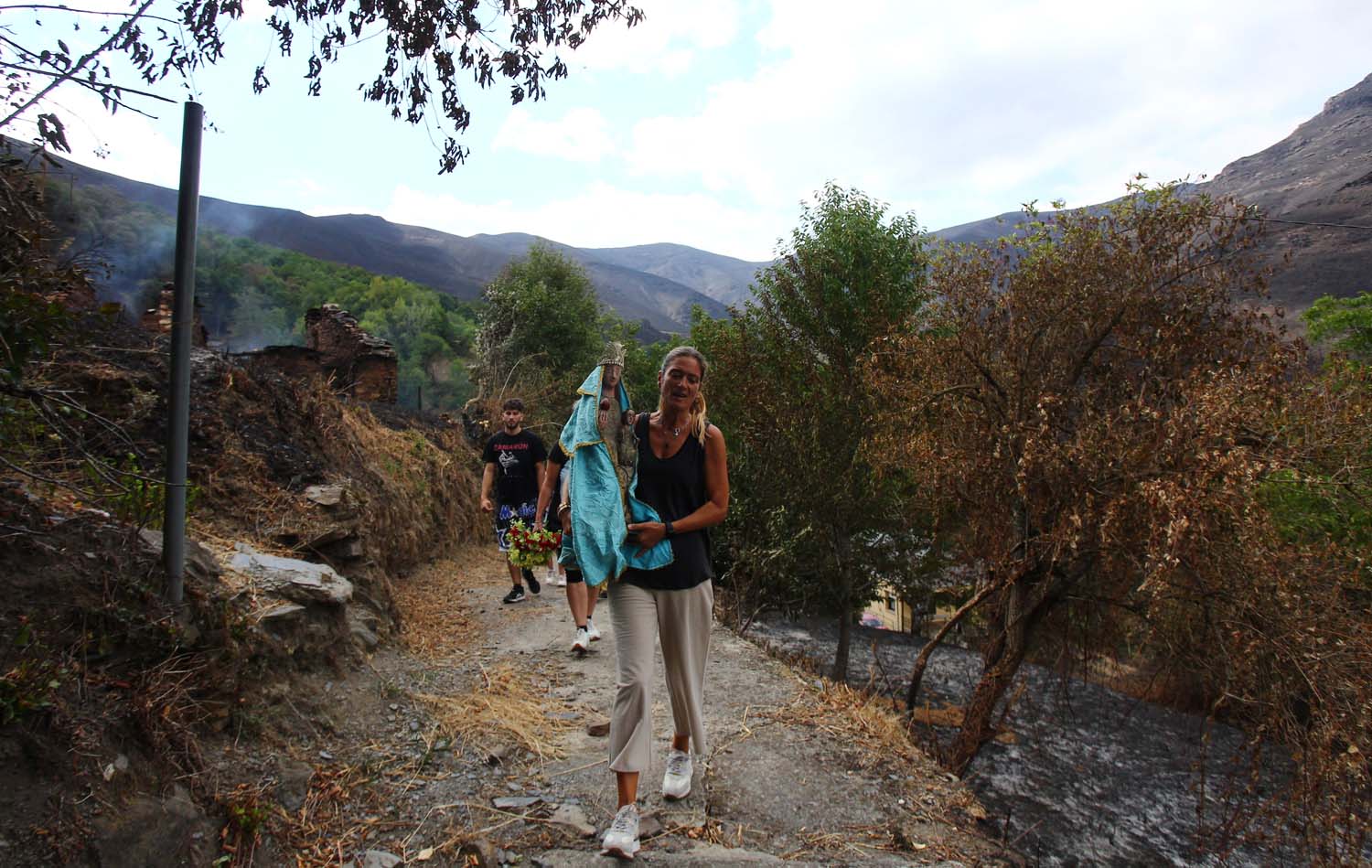 César Hornija ICAL. La Santa de Lusio, vuelve a la iglesia tras el incendio que ha arrasado el pueblo (8)