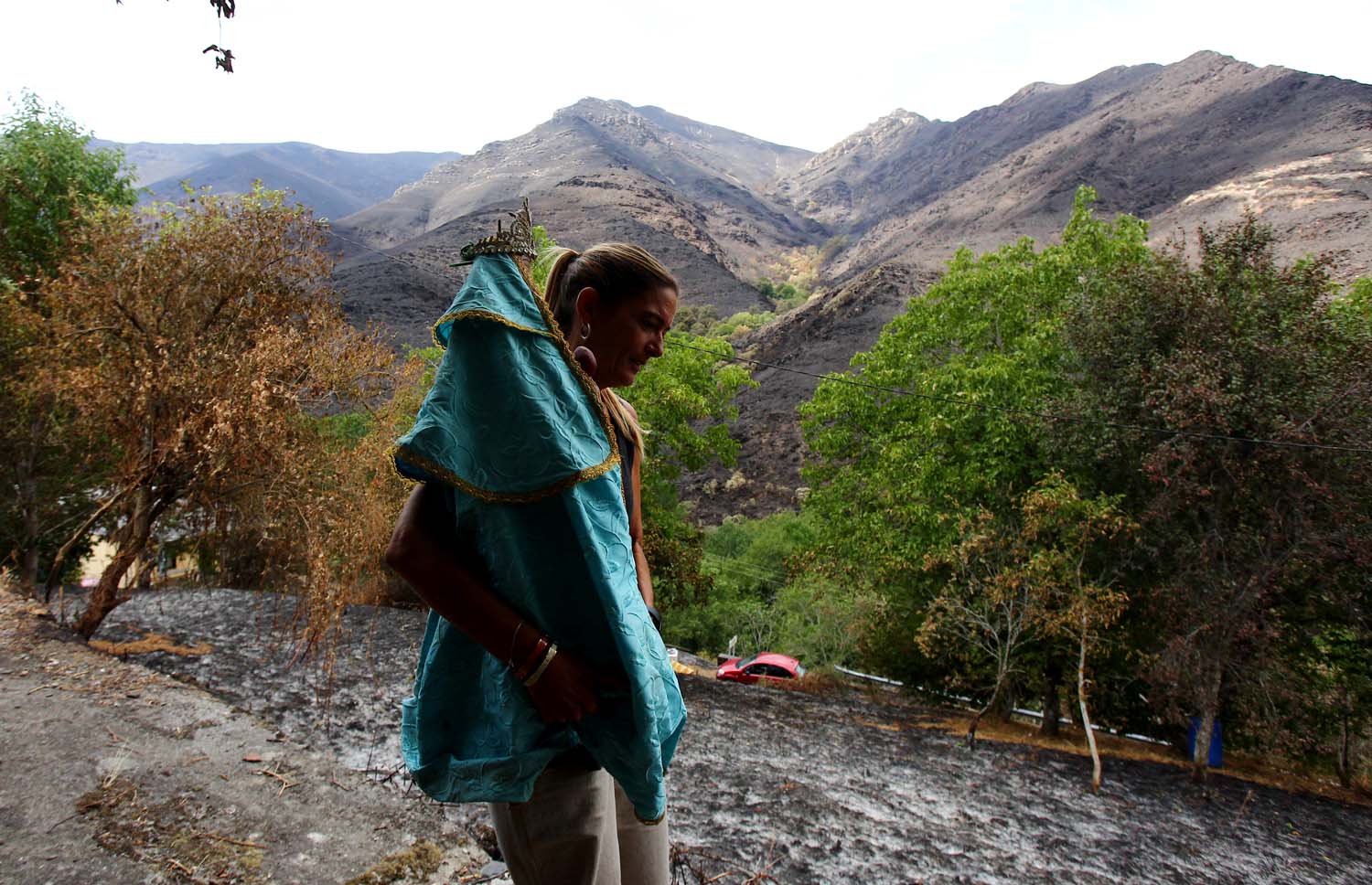César Hornija ICAL. La Santa de Lusio, vuelve a la iglesia tras el incendio que ha arrasado el pueblo (7)