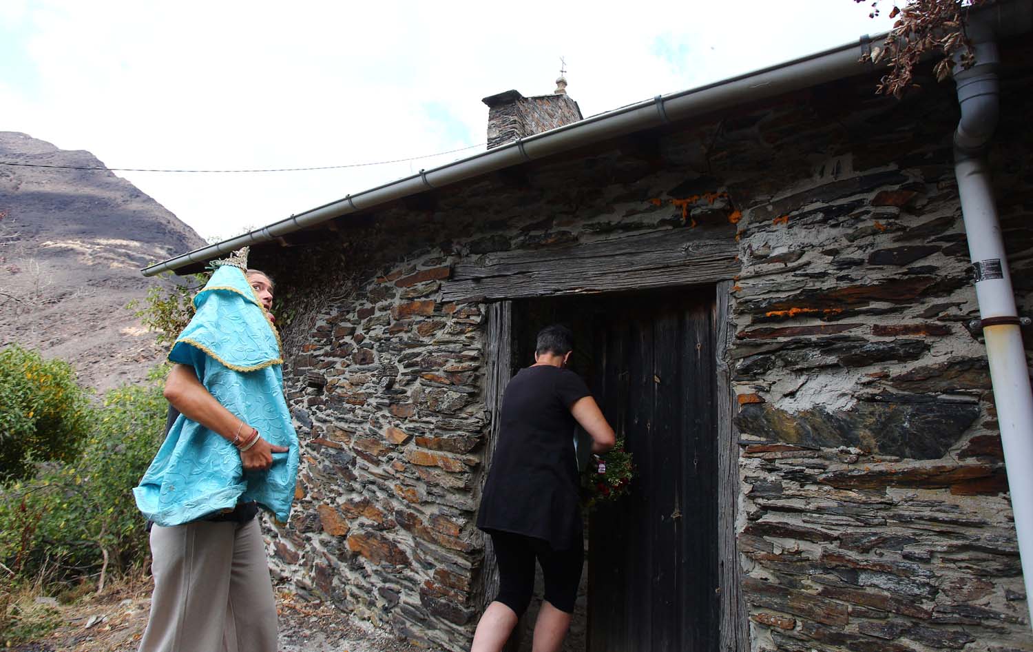 César Hornija ICAL. La Santa de Lusio, vuelve a la iglesia tras el incendio que ha arrasado el pueblo (5)