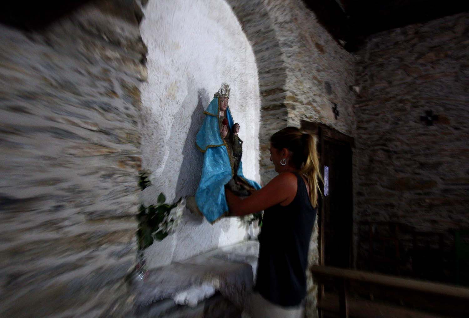 César Hornija ICAL. La Santa de Lusio, vuelve a la iglesia tras el incendio que ha arrasado el pueblo (4)