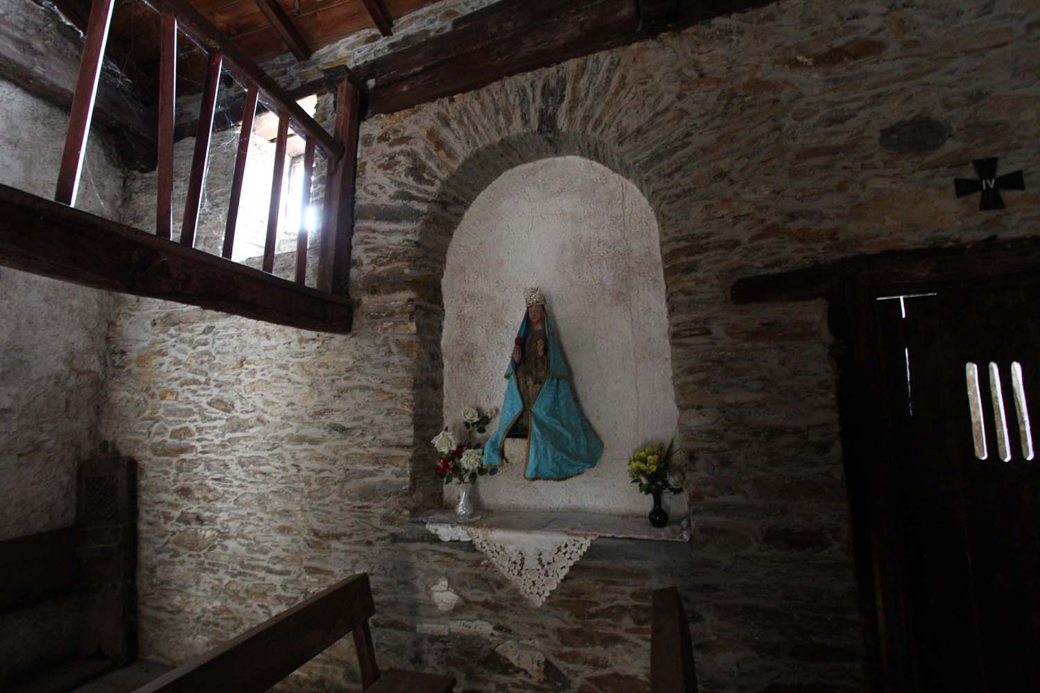 César Hornija ICAL. La Santa de Lusio, vuelve a la iglesia tras el incendio que ha arrasado el pueblo (2)