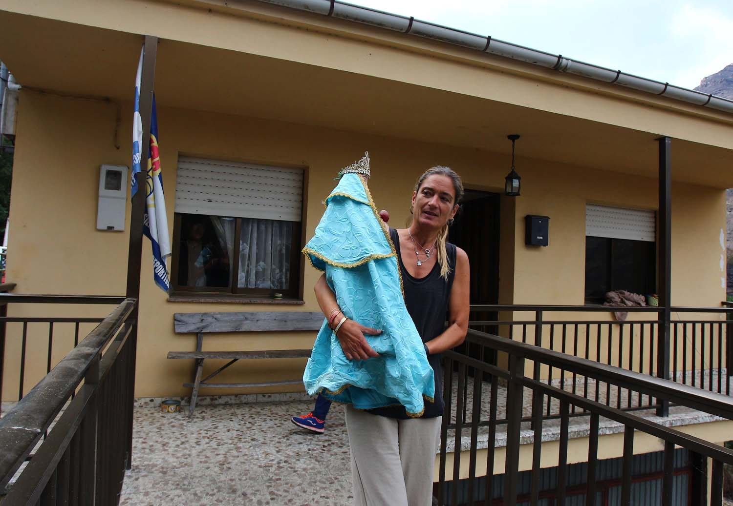 César Hornija ICAL. La Santa de Lusio, vuelve a la iglesia tras el incendio que ha arrasado el pueblo (17)