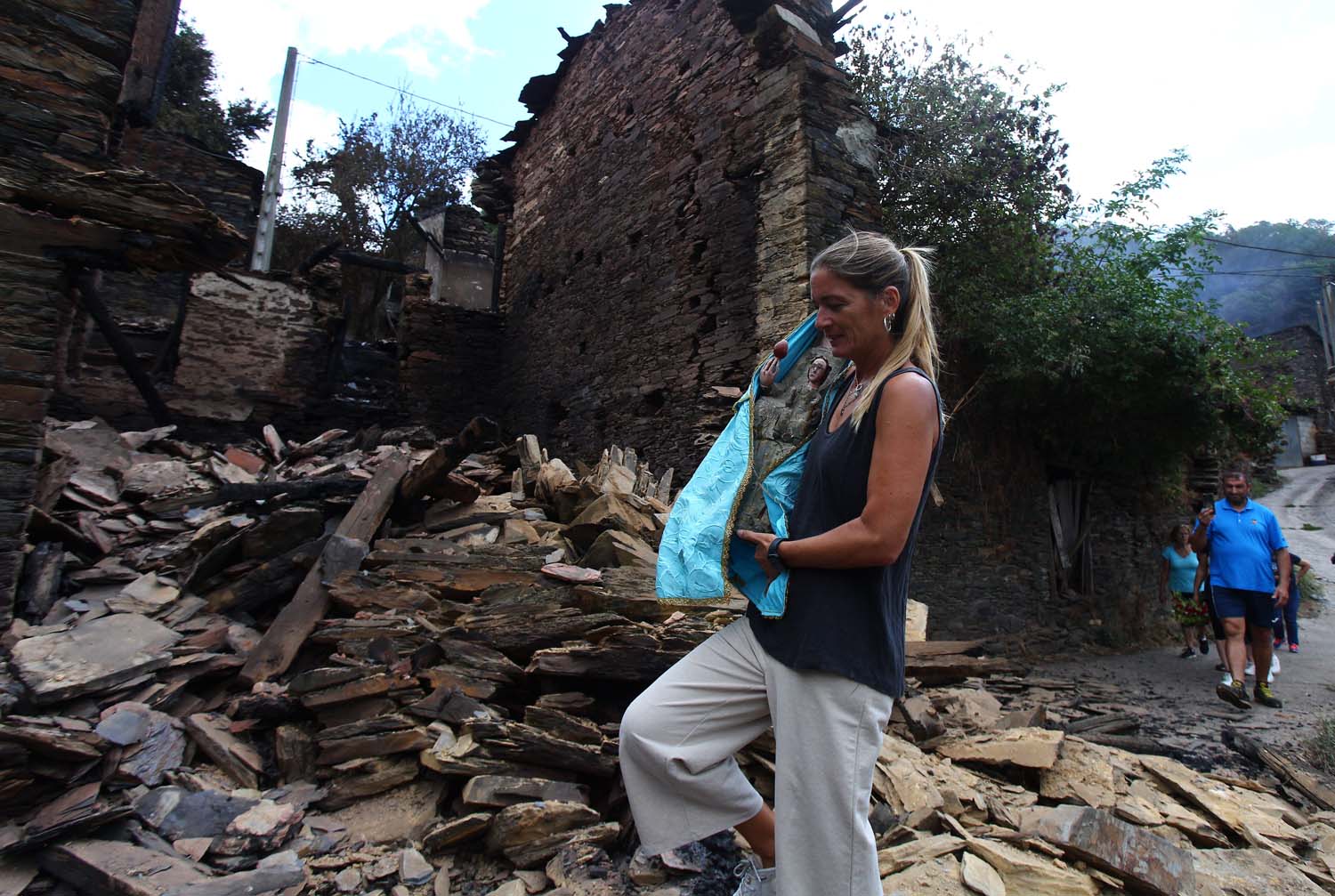 César Hornija ICAL. La Santa de Lusio, vuelve a la iglesia tras el incendio que ha arrasado el pueblo (11)