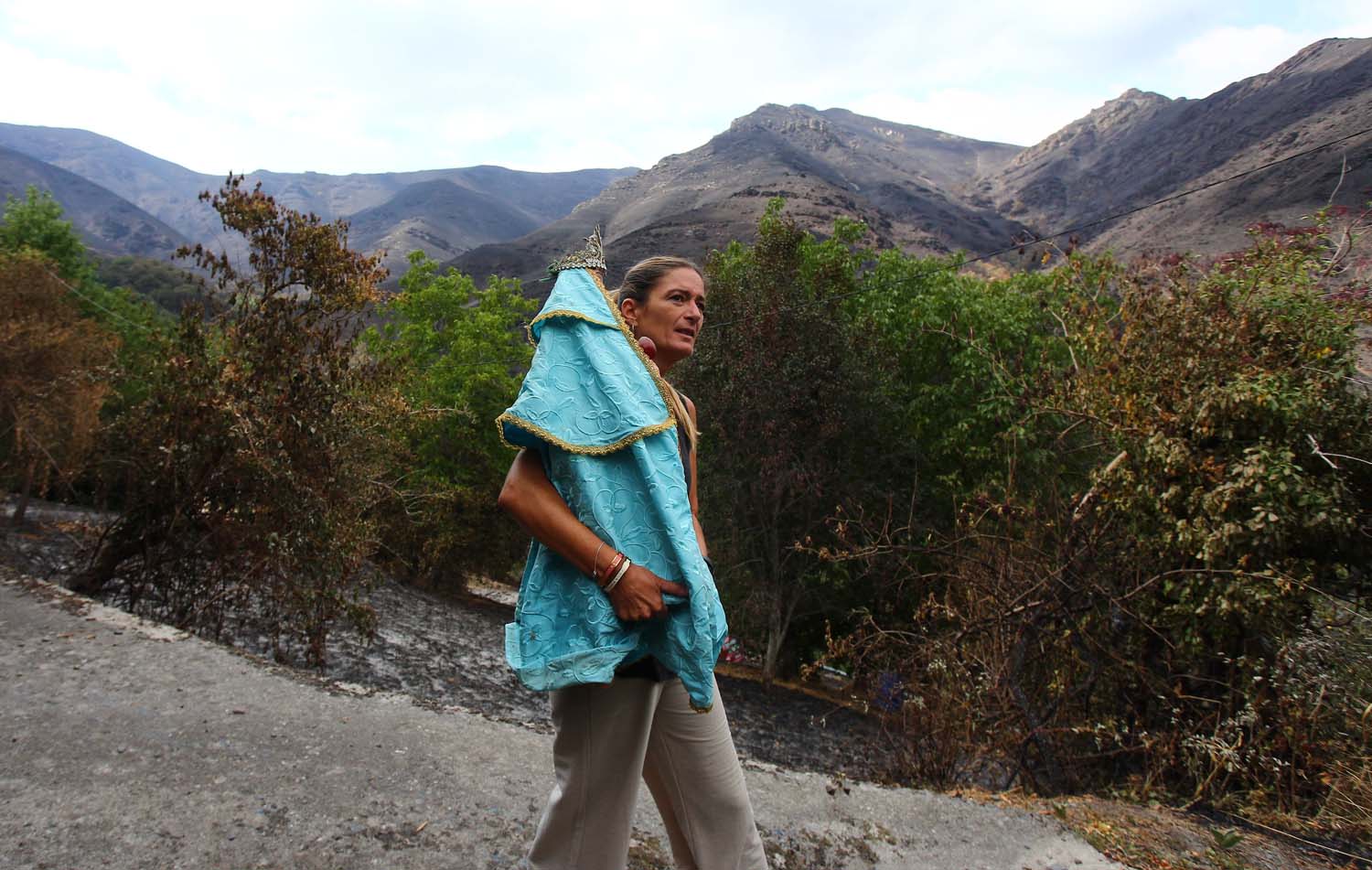 César Hornija ICAL. La Santa de Lusio, vuelve a la iglesia tras el incendio que ha arrasado el pueblo (1)