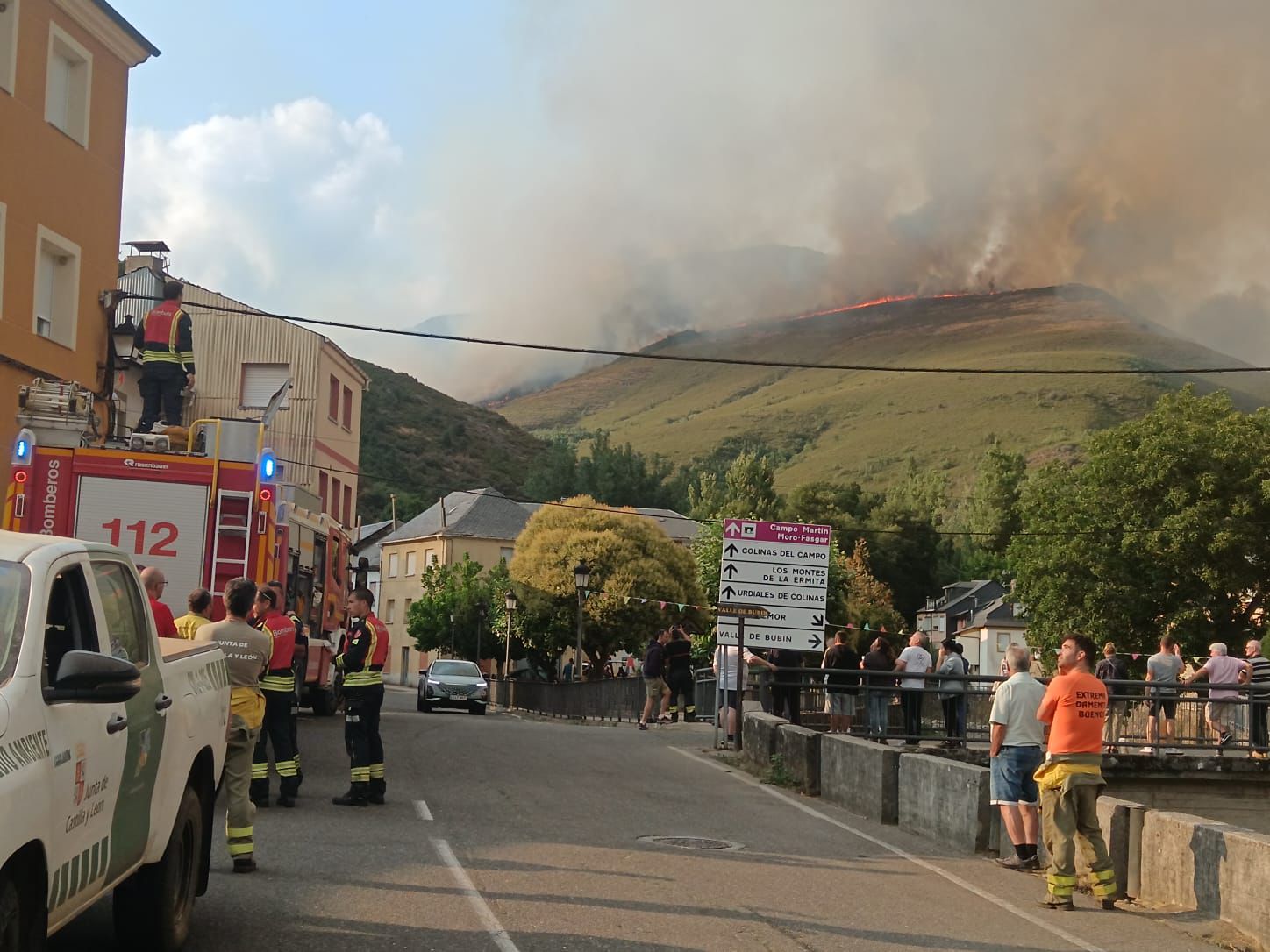 Desalojan Colinas del Campo por el nuevo foco
