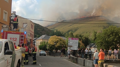 Desalojan Colinas del Campo por el nuevo foco