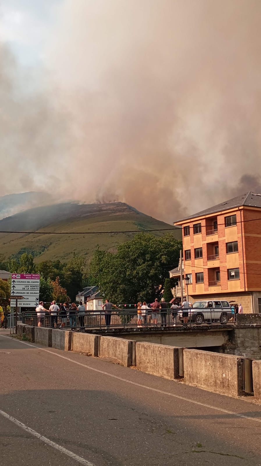 Desalojan Colinas del Campo por el nuevo foco
