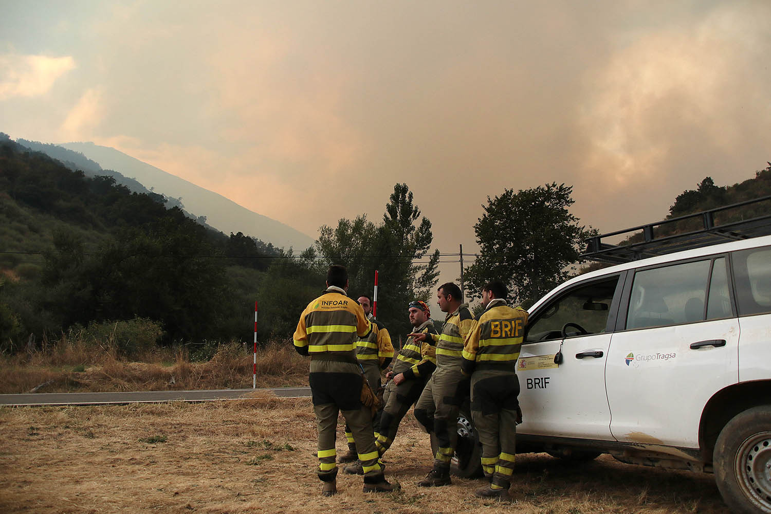 Peio García ICAL. Medios aéreos y terrestres trabajan contra las llamas cerca de Boca de Huérgano (León)