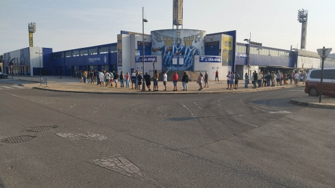 Los aficionados de la Ponferradina haciendo cola este jueves para darse de alta como socio