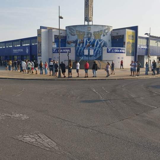 Los aficionados de la Ponferradina haciendo cola este jueves para darse de alta como socio Los aficionados de la Ponferradina haciendo cola este jueves para darse de alta como socio