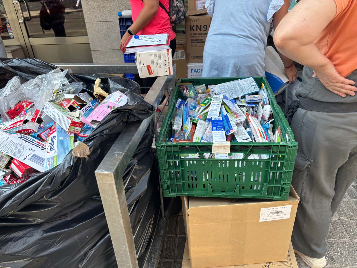 Solidaridad berciana en el Mercado de Abastos de Ponferrada (4)