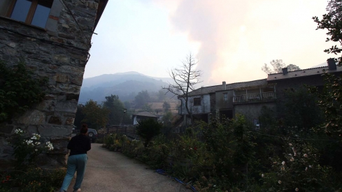 Incendio en Colinas del Campo perteneciente al municipio de Igüeña (11) | El incendio de Colinas e Igüeña "prácticamente perimetrado" y ya sin riesgo para ambas poblaciones