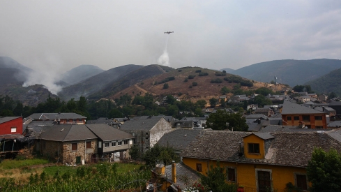 César Hornija ICAL. Incendio en Colinas del Campo de Martín Moro Toledano perteneciente al municipio de Igüeña | Cinco pueblos del Bierzo sustituyen los desalojos por confinamientos gracias a la evolución de los incendios