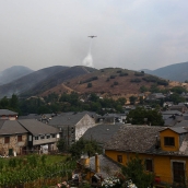 César Hornija ICAL. Incendio en Colinas del Campo de Martín Moro Toledano perteneciente al municipio de Igüeña | Cinco pueblos del Bierzo sustituyen los desalojos por confinamientos gracias a la evolución de los incendios