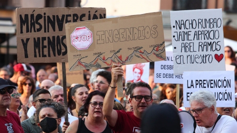 César Hornija ICAL. Concentración de protesta contra la gestión llevada a cabo de los incendios forestales que asolan la provincia de León organizada por la Plataforma Ciudadana Stop Incendios Noroeste Peninsular 