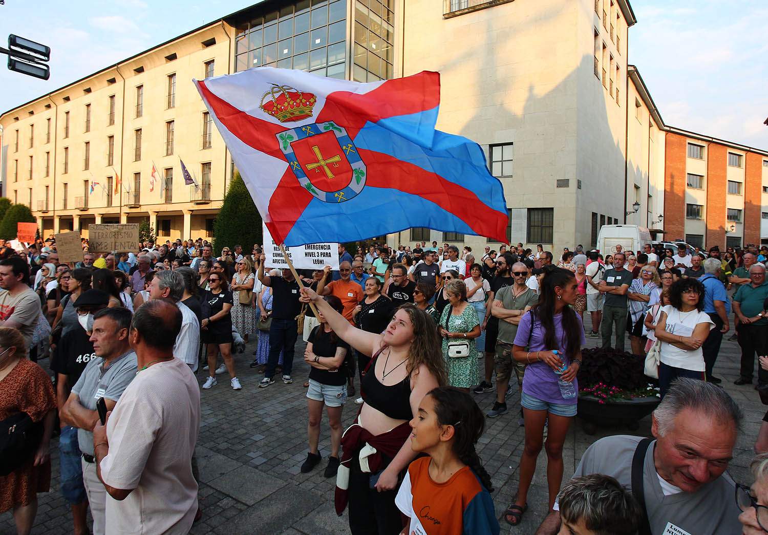 César Hornija ICAL. Concentración de protesta contra la gestión llevada a cabo de los incendios forestales que asolan la provincia de León organizada por la Plataforma Ciudadana Stop Incendios Noroeste Peninsular 5 César Hornija ICAL. Concentración de protesta contra la gestión llevada a cabo de los incendios forestales que asolan la provincia de León organizada por la Plataforma Ciudadana Stop Incendios Noroeste Peninsular 5