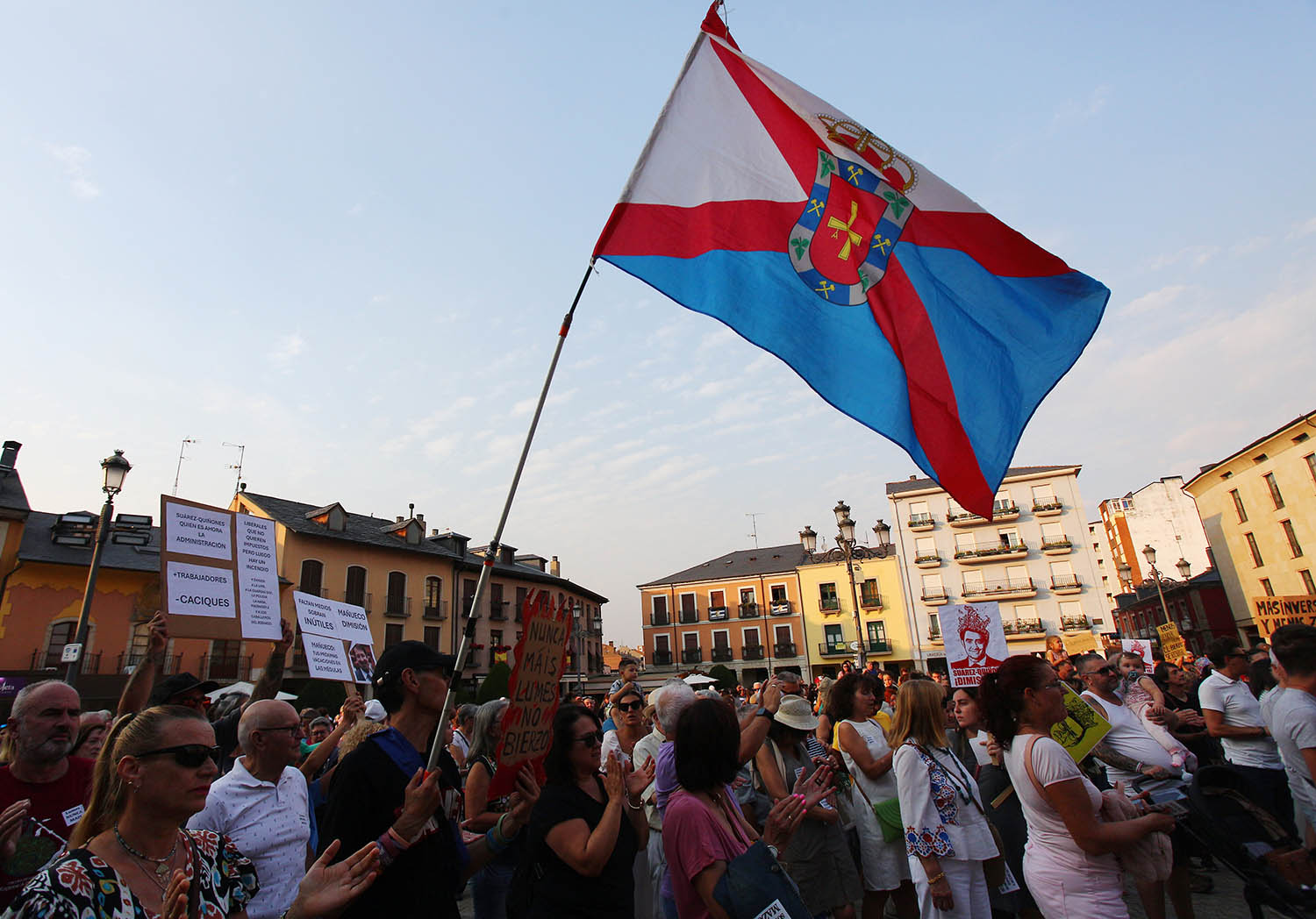 César Hornija ICAL. Concentración de protesta contra la gestión llevada a cabo de los incendios forestales que asolan la provincia de León organizada por la Plataforma Ciudadana Stop Incendios Noroeste Peninsular . César Hornija ICAL. Concentración de protesta contra la gestión llevada a cabo de los incendios forestales que asolan la provincia de León organizada por la Plataforma Ciudadana Stop Incendios Noroeste Peninsular .