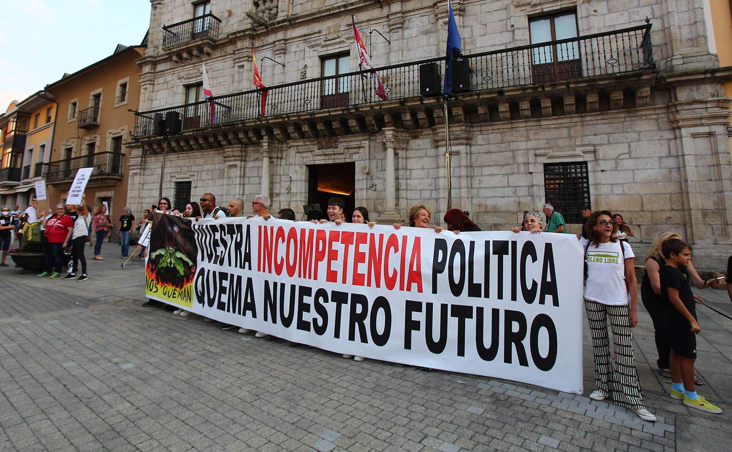 César Hornija ICAL. Concentración de protesta contra la gestión llevada a cabo de los incendios forestales que asolan la provincia de León organizada por la Plataforma Ciudadana Stop Incendios Noroeste Peninsular. César Hornija ICAL. Concentración de protesta contra la gestión llevada a cabo de los incendios forestales que asolan la provincia de León organizada por la Plataforma Ciudadana Stop Incendios Noroeste Peninsular.