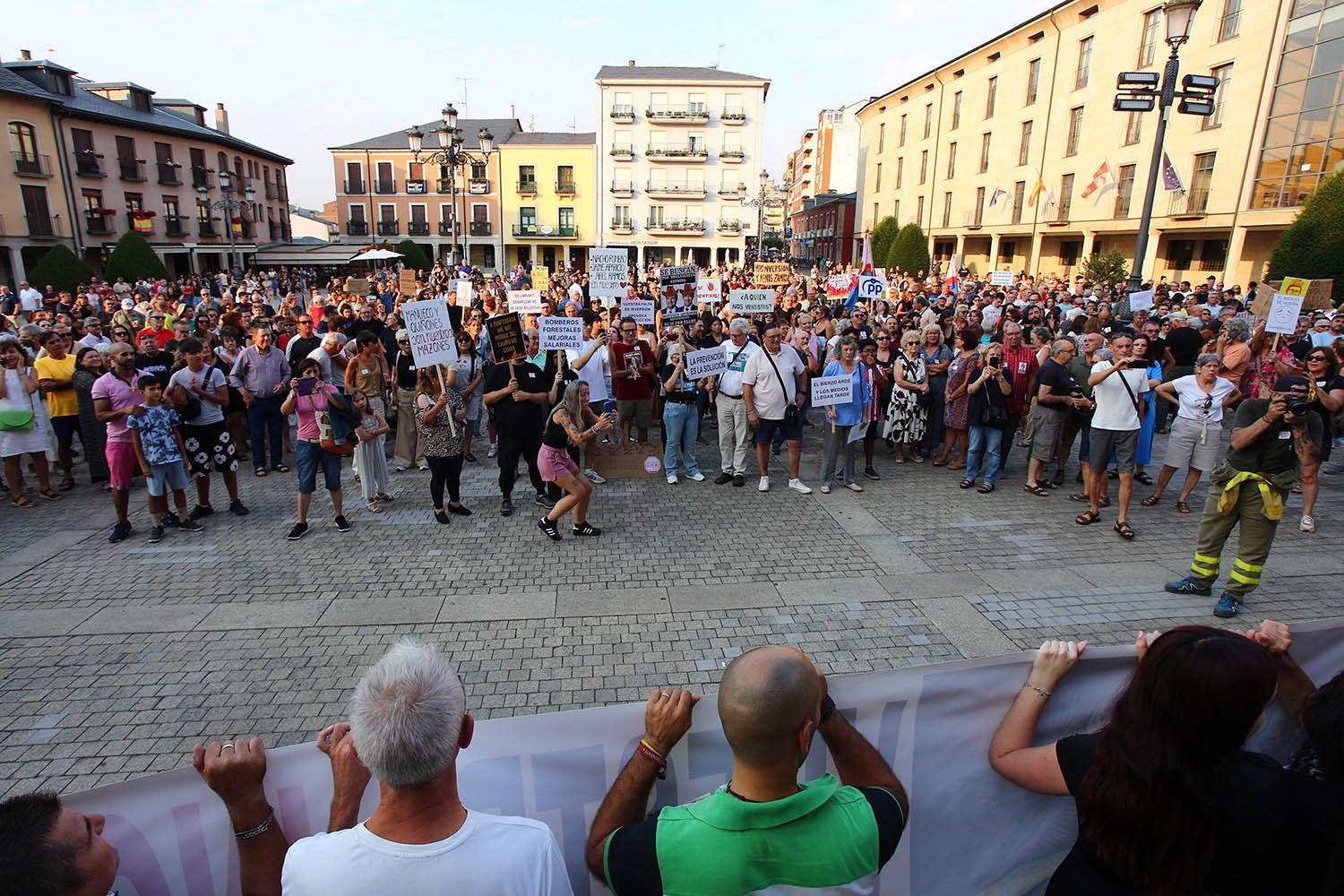 César Hornija. ICAL. Concentración de protesta contra la gestión llevada a cabo de los incendios forestales que asolan la provincia de León organizada por la Plataforma Ciudadana Stop Incendios Noroeste Peninsular César Hornija. ICAL. Concentración de protesta contra la gestión llevada a cabo de los incendios forestales que asolan la provincia de León organizada por la Plataforma Ciudadana Stop Incendios Noroeste Peninsular