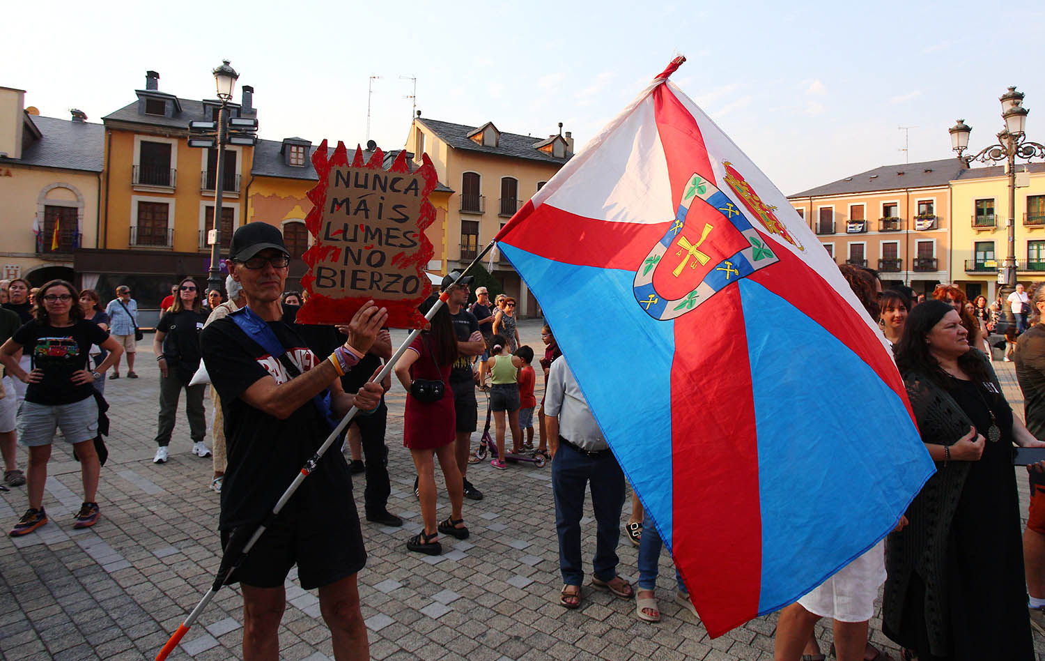 César Hornija ICAL. Concentración de protesta contra la gestión llevada a cabo de los incendios forestales que asolan la provincia de León organizada por la Plataforma Ciudadana Stop Incendios Noroeste Peninsular César Hornija ICAL. Concentración de protesta contra la gestión llevada a cabo de los incendios forestales que asolan la provincia de León organizada por la Plataforma Ciudadana Stop Incendios Noroeste Peninsular
