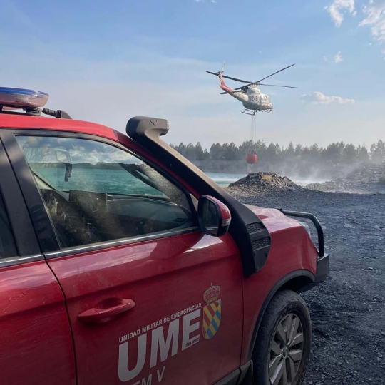 La UME participa en el incendio de Anllares del Sil La UME participa en el incendio de Anllares del Sil