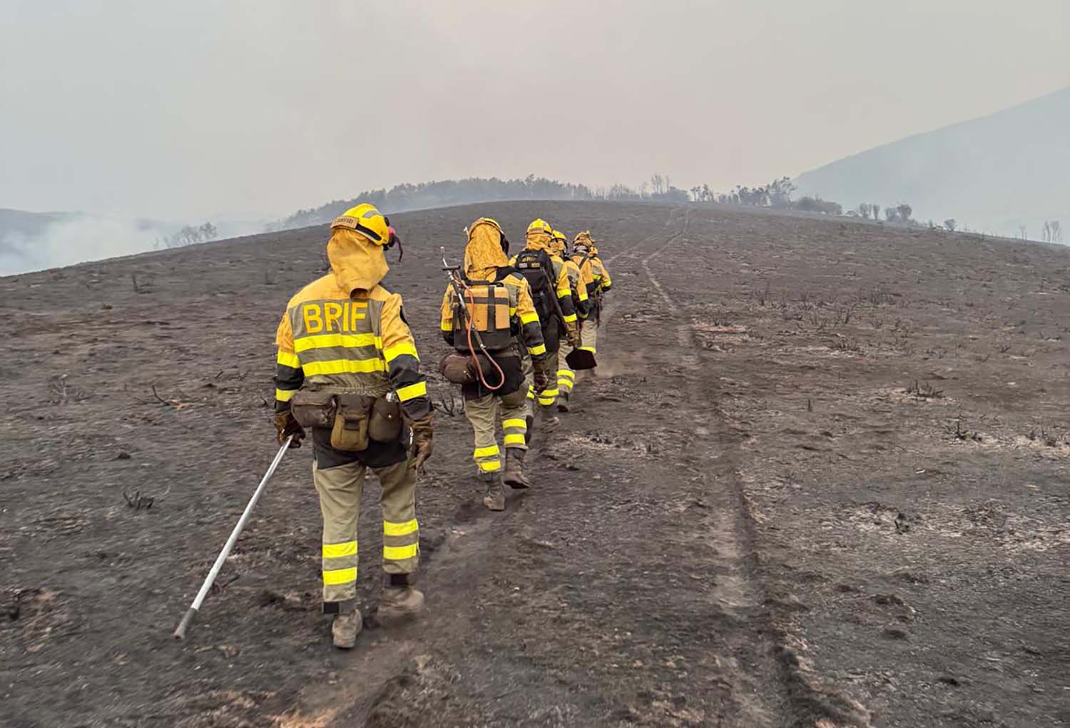Miembros de BRIF Tabuyo durante las labores en La Baña | El CECOPI prevee un domingo complicado por los vientos, el calor y la baja humedad pese a la evolución positiva de los incendios