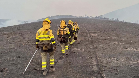 Miembros de BRIF Tabuyo durante las labores en La Baña | El CECOPI prevee un domingo complicado por los vientos, el calor y la baja humedad pese a la evolución positiva de los incendios