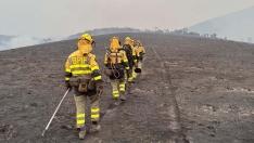 Miembros de BRIF Tabuyo durante las labores en La Baña | La Junta declara la alerta por riesgo extremo de incendios y activa nuevas restricciones en toda Castilla y León