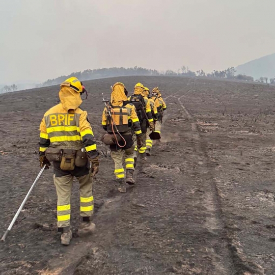 Miembros de BRIF Tabuyo durante las labores en La Baña | La Junta declara la alerta por riesgo extremo de incendios y activa nuevas restricciones en toda Castilla y León Miembros de BRIF Tabuyo durante las labores en La Baña | La Junta declara la alerta por riesgo extremo de incendios y activa nuevas restricciones en toda Castilla y León