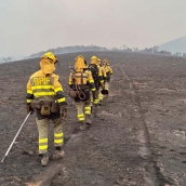 Miembros de BRIF Tabuyo durante las labores en La Baña | El CECOPI prevee un domingo complicado por los vientos, el calor y la baja humedad pese a la evolución positiva de los incendios