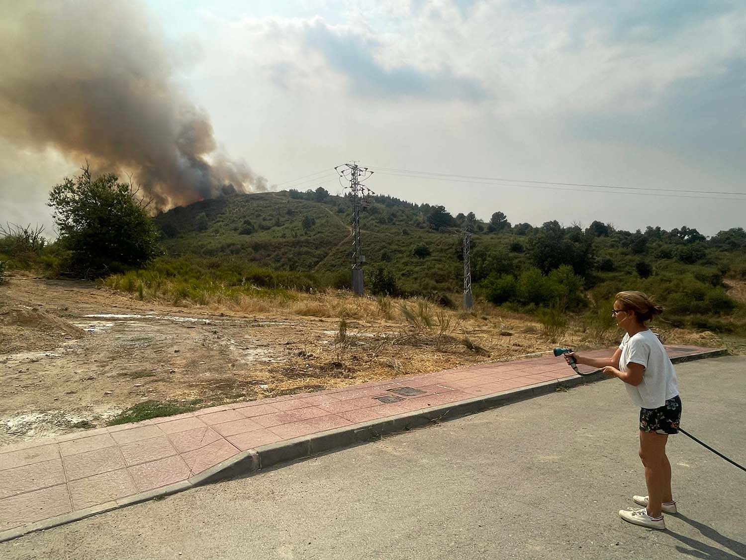Un nuevo incendio amenaza la población de Molinaseca