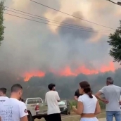 Evacuan Molinaseca ante el avance del incendio que sube al nivel 2 y ya llega a pie de las casas 