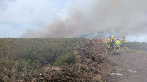 Se reactiva el incendio de Fasgar que obliga al desalojo de cinco poblaciones. BRIF Tabuyo