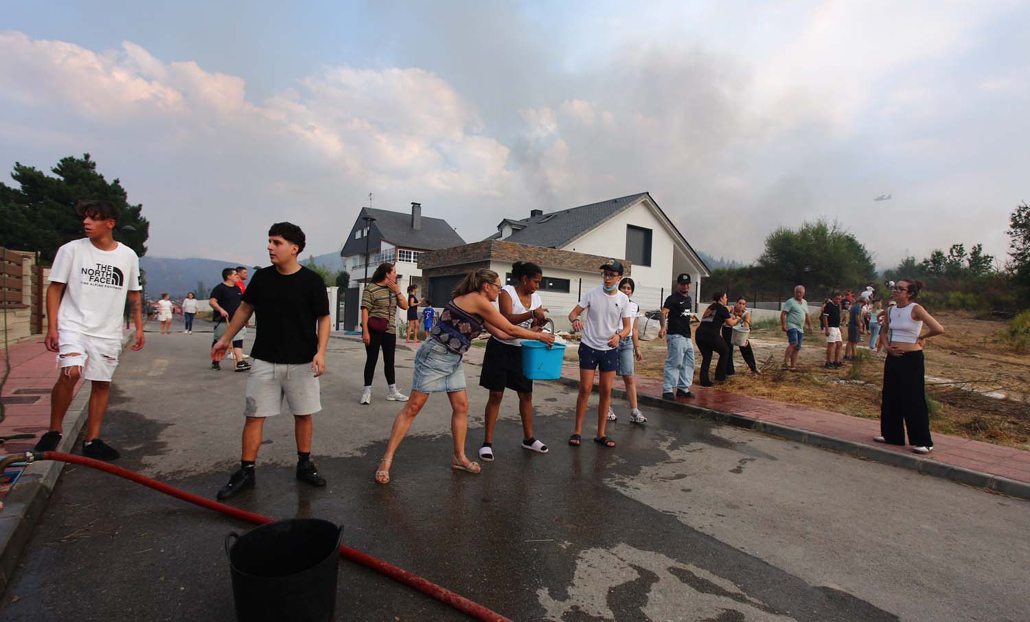 Vecinos en el Incendio de Molinaseca (2) César Hornija / ICAL