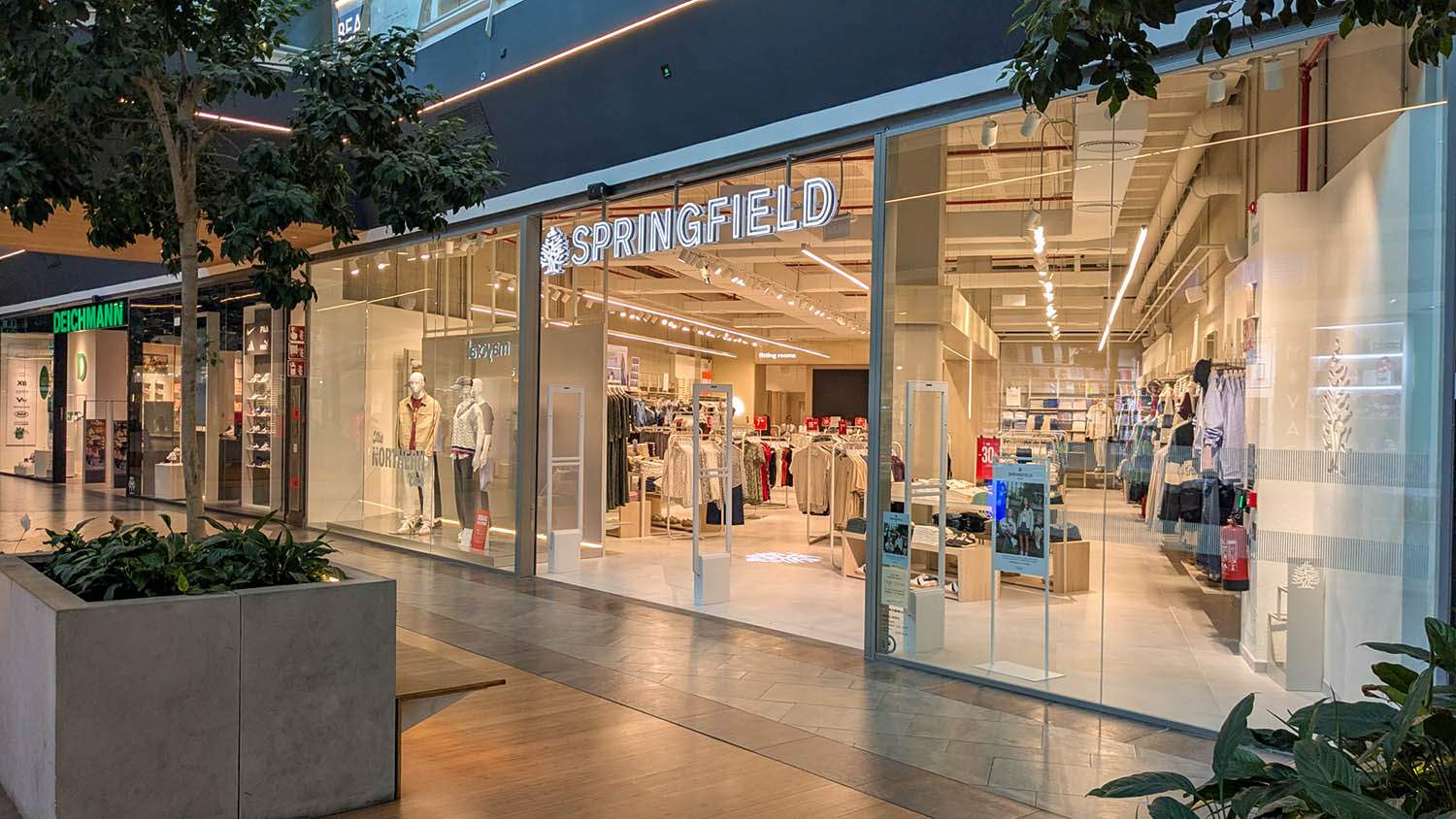 Reubicación de la tienda Springfield en El Rosal .