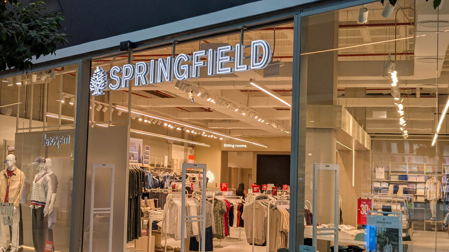 Reubicación de la tienda Springfield en El Rosal
