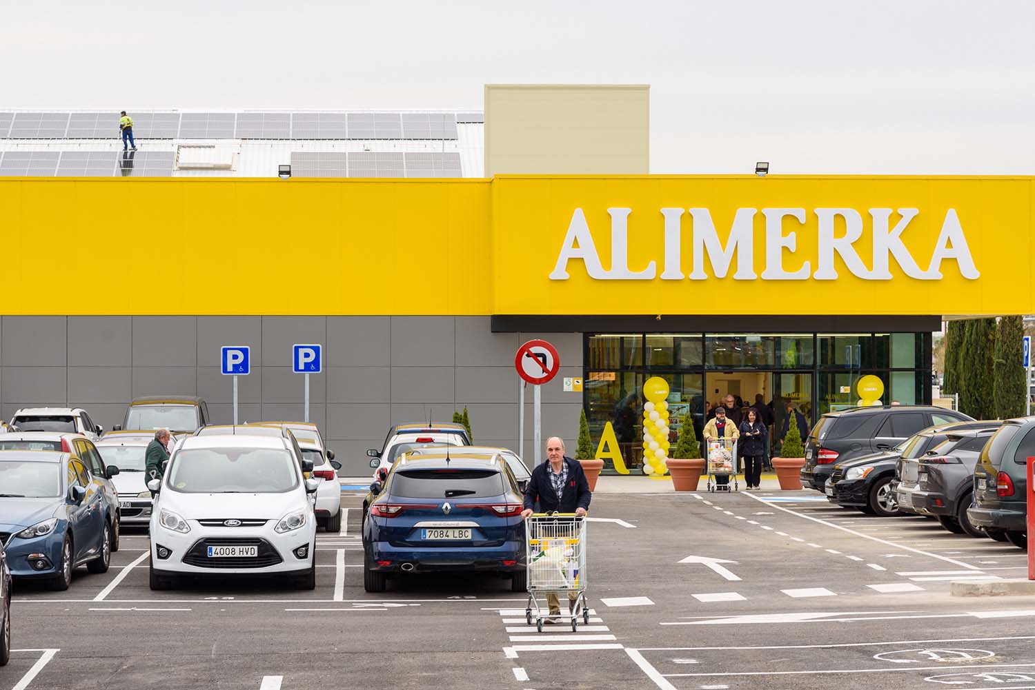 Los puntos de recarga se instalarán en los aparcamientos de Alimerka