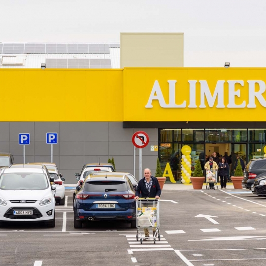 Imagen de archivo de un supermercado de Alimerka Imagen de archivo de un supermercado de Alimerka