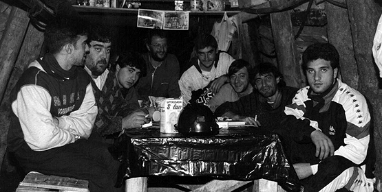  Siete de los ocho mineros encerrados en el pozo Mariángela de Santa Marina de Torreen 1994, junto al representante sindical Andrés Moreno, durante su encierro