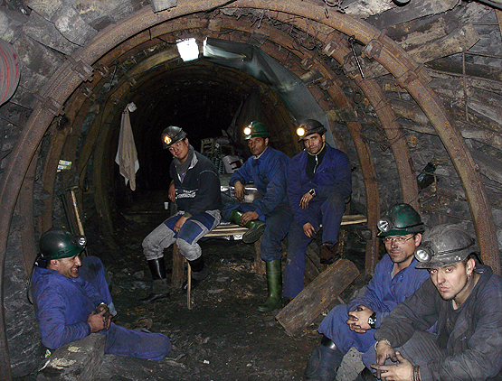 Los seis mineros encerrados en el pozo Malabá de Torre del Bierzo, entre ellos Jaime Mayo (2I), durante su encierro en 2005 (C.S)