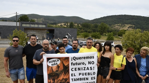Vecinos de Las Médulas y Orellán protestan en la visita de los reyes