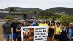 Vecinos de Las Médulas y Orellán protestan en la visita de los reyes