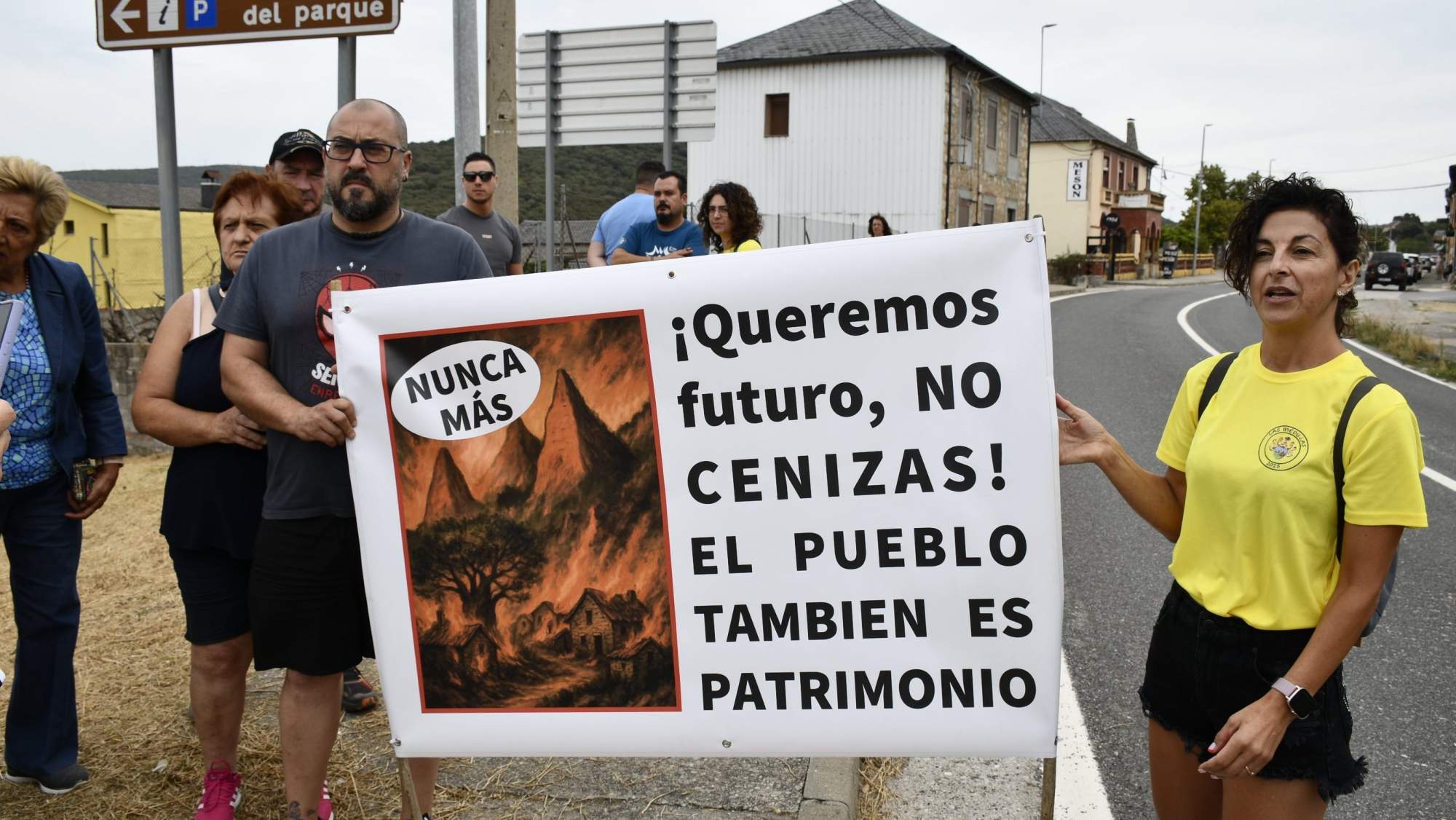 Vecinos de Las Médulas y Orellán protestan en la visita de los reyes(2)