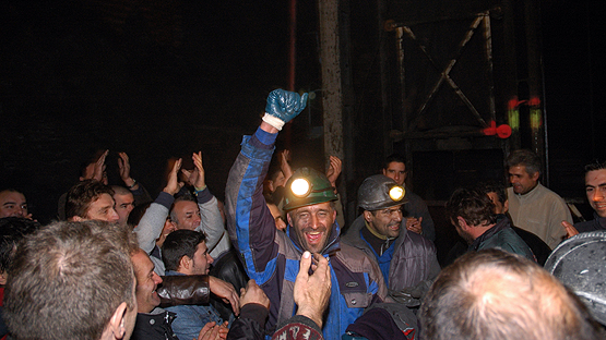  Salida de los seis mineros encerrados en el pozo Malabá de Torre del Bierzo, en 2005