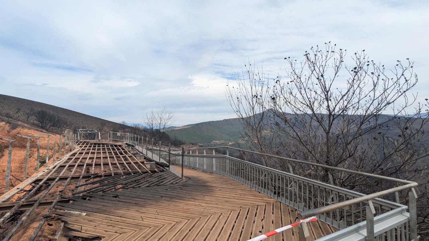 Las Médulas desde el mirador de Orellán tras el incendio de Yeres (9)