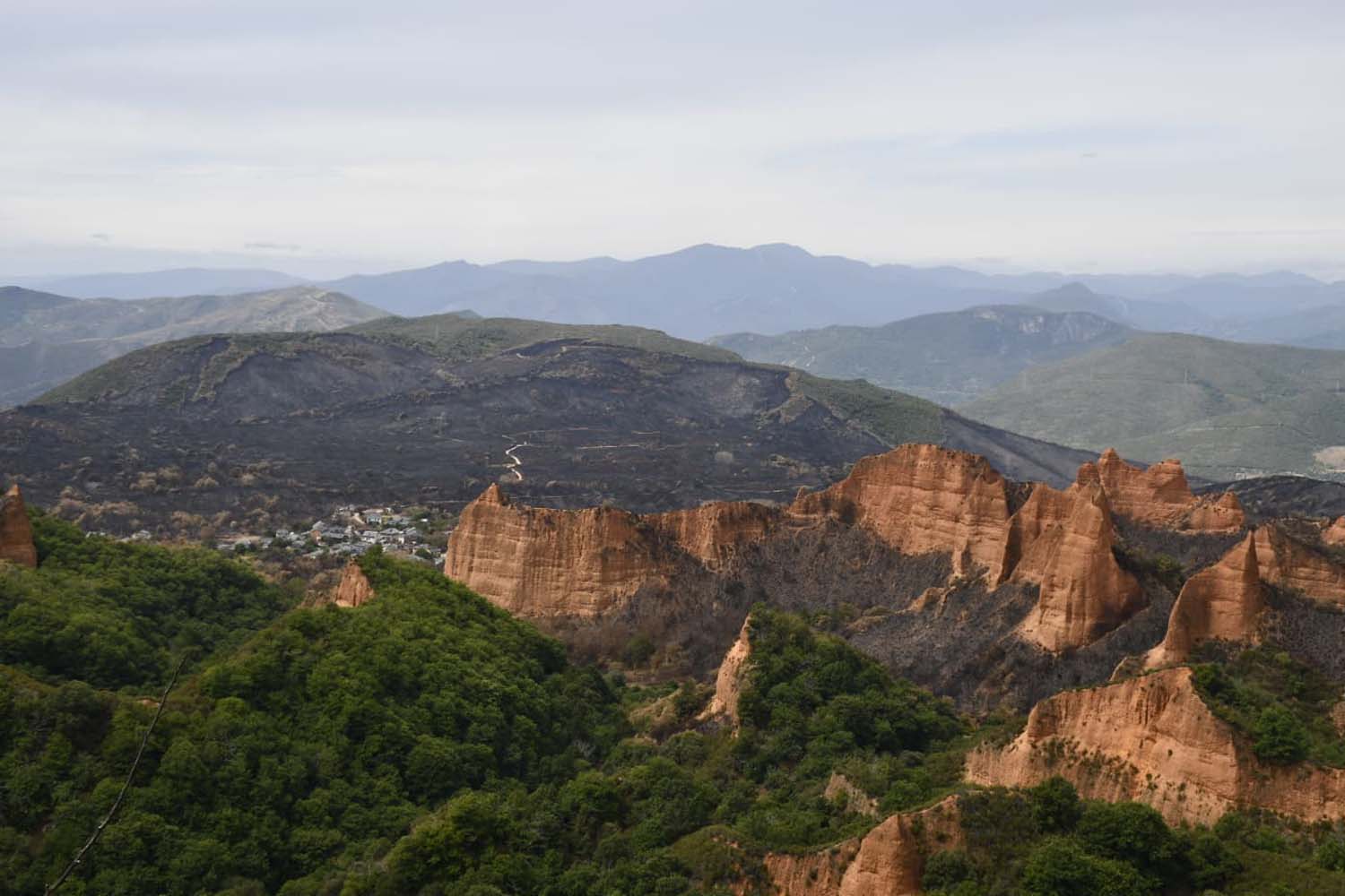 Las Médulas desde el mirador de Orellán tras el incendio de Yeres (12)