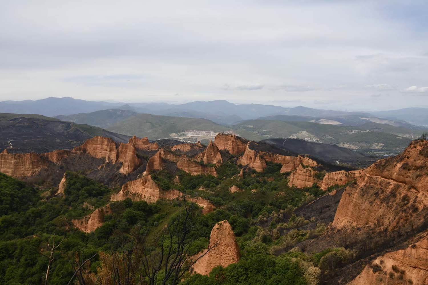 Las Médulas desde el mirador de Orellán tras el incendio de Yeres (13) Las Médulas desde el mirador de Orellán tras el incendio de Yeres (13)