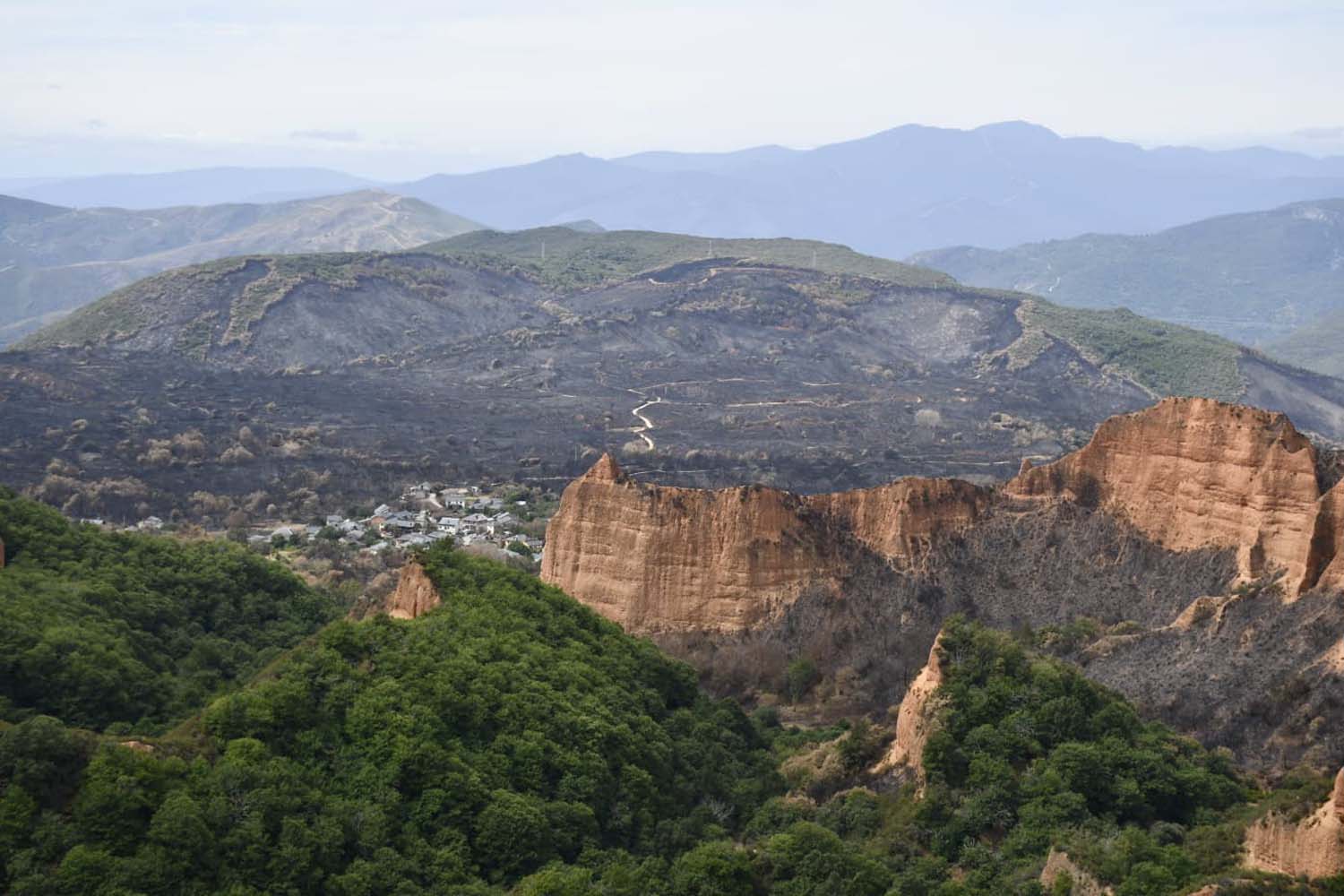 Las Médulas desde el mirador de Orellán tras el incendio de Yeres | Santonja garantiza la recuperación de Las Médulas tras los incendios: “Vamos a sacarlas adelante sin ningún tipo de dudas"